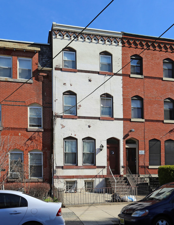 4029 Locust St in Philadelphia, PA - Building Photo