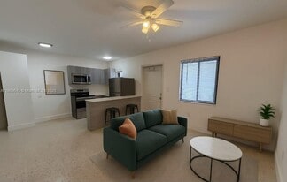 600 SW 10th St in Miami, FL - Building Photo