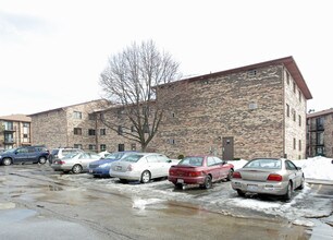 Carolshire in Carol Stream, IL - Foto de edificio - Building Photo