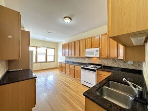 2136 W Chicago Ave in Chicago, IL - Building Photo - Building Photo