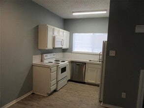 7126 Holly Hill Dr in Dallas, TX - Building Photo - Building Photo