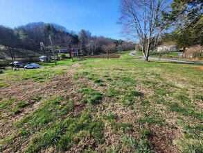 102 Indian Camp Branch Rd in Weaverville, NC - Building Photo - Building Photo