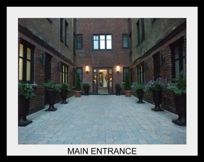 4982 Queen-Mary Ch in Montréal, QC - Building Photo - Building Photo