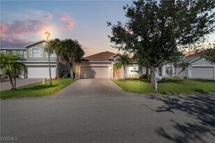 8125 Silver Birch Way in Lehigh Acres, FL - Building Photo