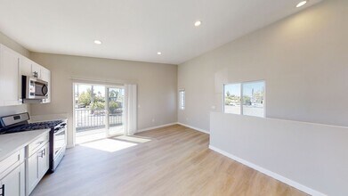 5007 La Dorna St in San Diego, CA - Building Photo - Building Photo