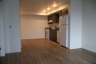 Madrona Square in Everett, WA - Foto de edificio - Building Photo