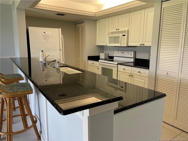 5565 NE Gulfstream Way