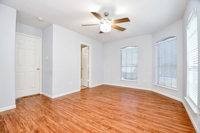 property at 3019 Red Oak Leaf Trail