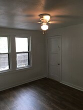 707 N Lamar Ave in Cameron, TX - Foto de edificio - Building Photo