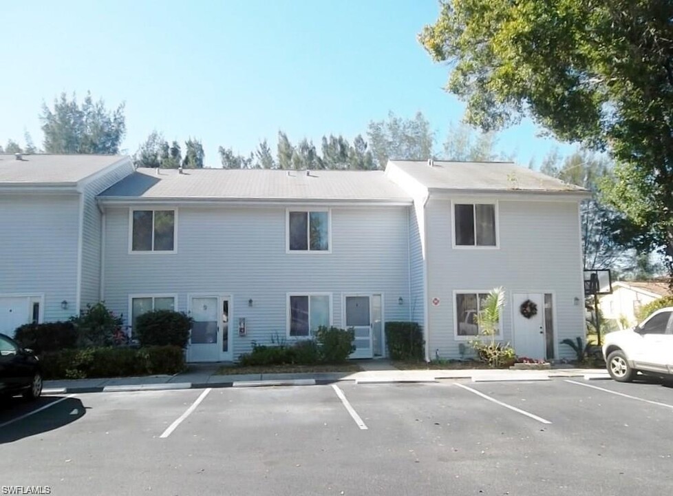 13160 Kings Point Dr in Ft. Myers, FL - Building Photo