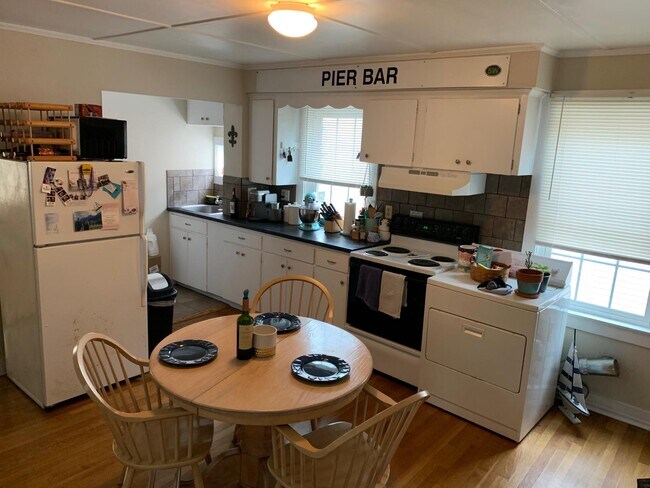 9 Hammond St, Unit 1 in Newport, RI - Building Photo - Building Photo