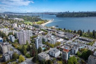 1665 Duchess Ave in West Vancouver, BC - Building Photo