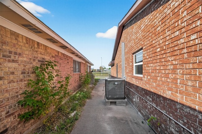 1211 Helms Rd in Houston, TX - Building Photo - Building Photo