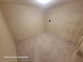 1196 Hyndman Rd NW in Edmonton, AB - Building Photo - Building Photo