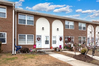 Knightsbridge Condominiums in Westville, NJ - Foto de edificio - Building Photo