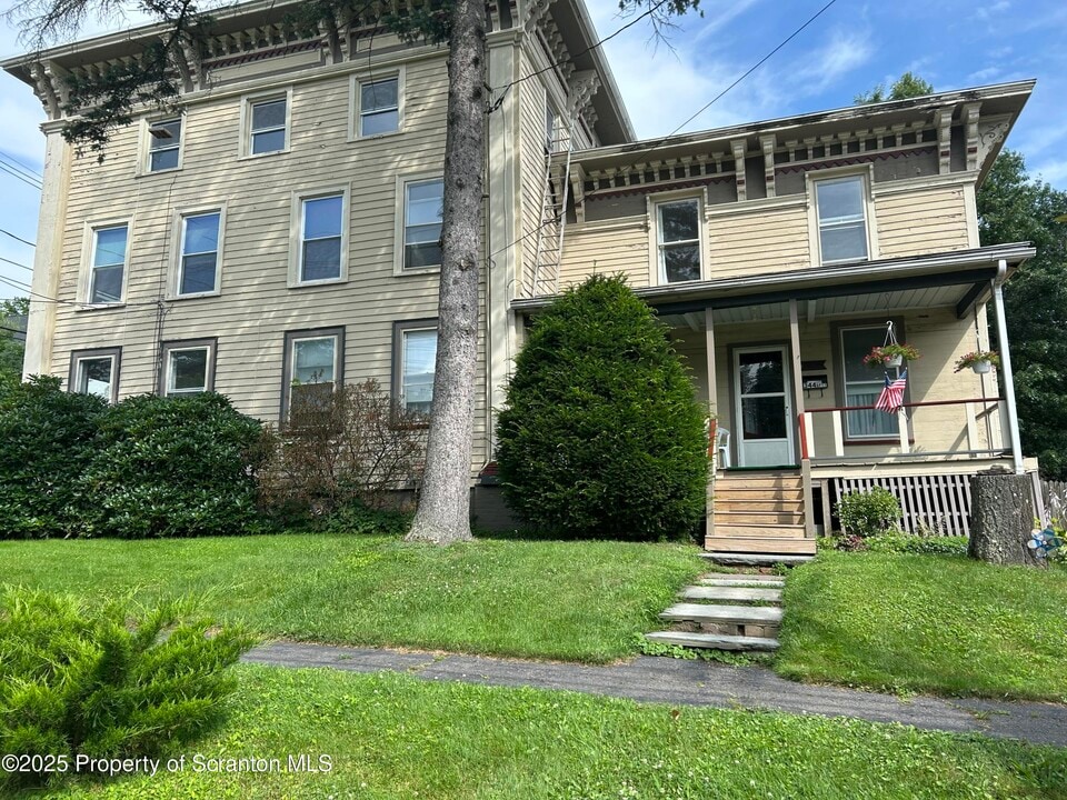 344 Church St in Montrose, PA - Building Photo