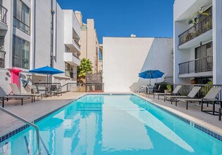 906 N Doheny Dr, Unit 322 in West Hollywood, CA - Building Photo - Building Photo