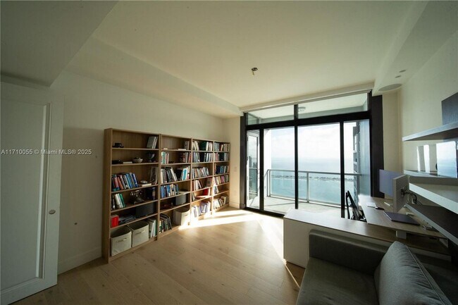 1425 Brickell Ave in Miami, FL - Building Photo - Building Photo