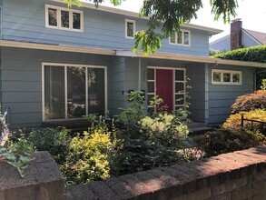 1943 Onyx St, Unit 2 in Eugene, OR - Building Photo - Building Photo