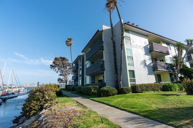 4200 S Harbor Blvd in Oxnard, CA - Foto de edificio - Building Photo