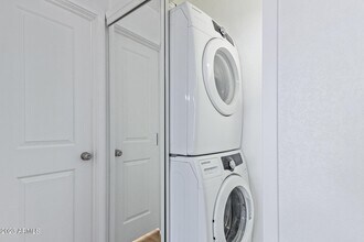 2409 W Hazelwood St, Unit 275 in Phoenix, AZ - Foto de edificio - Building Photo