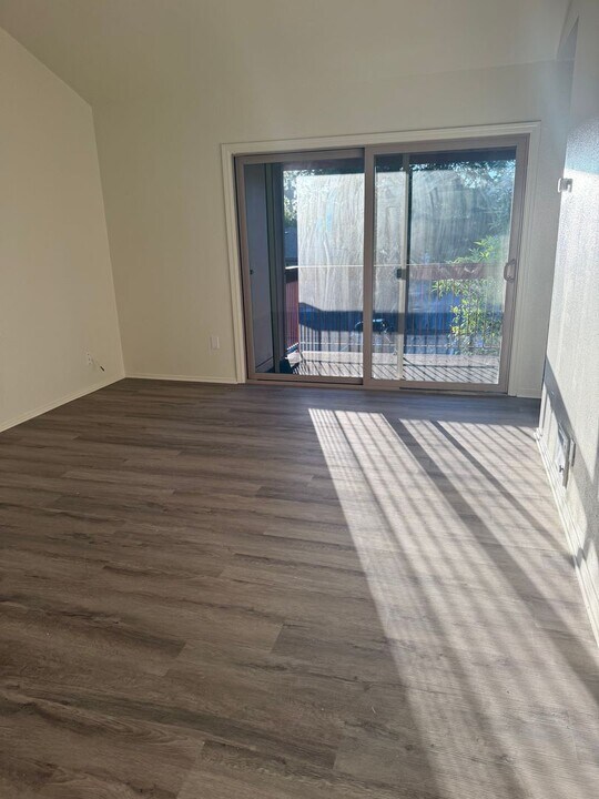 5422 Adobe Falls Rd in San Diego, CA - Building Photo