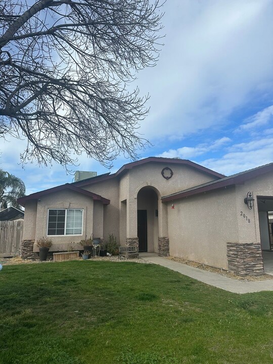 2018 Martinho Ave in Tulare, CA - Foto de edificio