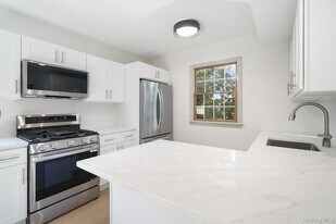 7 N Dearman St in Irvington, NY - Building Photo
