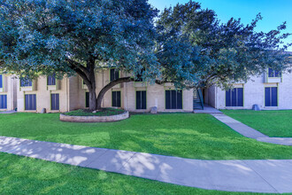 Bainbridge Apartments in Austin, TX - Building Photo - Building Photo