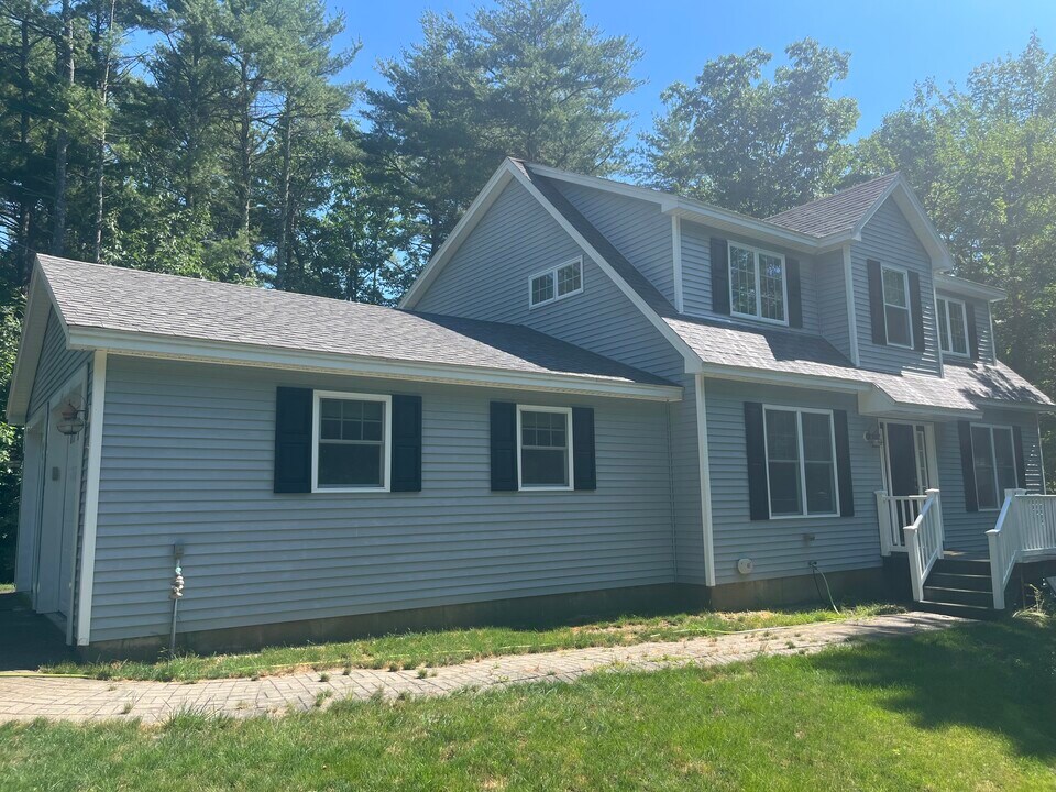 11 Pinecrest Dr in York, ME - Building Photo