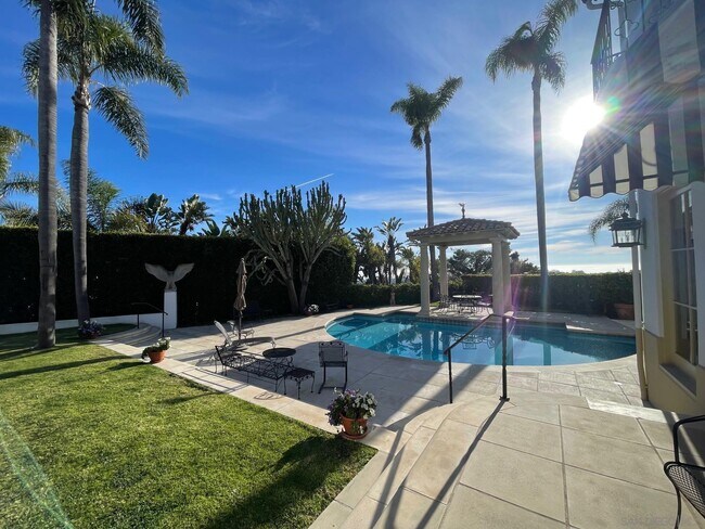 6692 La Jolla Scenic S Dr in San Diego, CA - Building Photo - Building Photo
