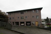 2272 Gilman Dr W in Seattle, WA - Foto de edificio - Building Photo