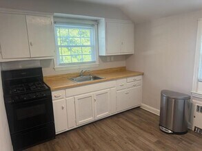 26 Jefferson St, Unit 2nd Floor in Glen Cove, NY - Building Photo - Building Photo