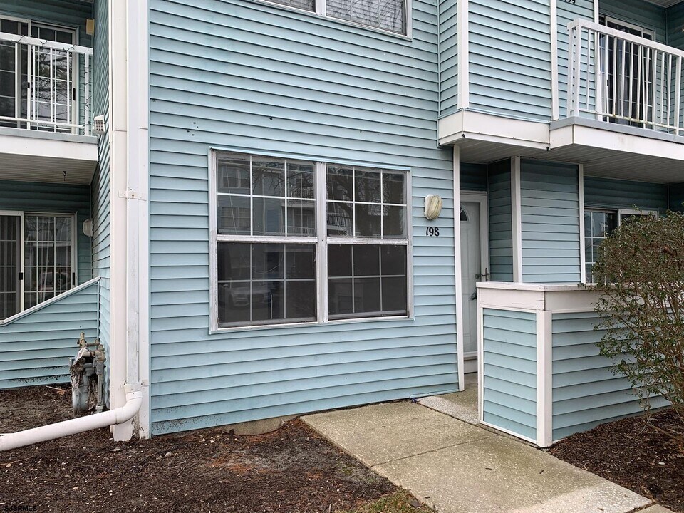 198 Heather Croft in Egg Harbor Township, NJ - Building Photo