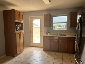 821 Chalan Dr in Laredo, TX - Building Photo - Building Photo