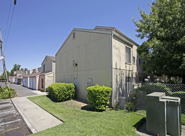 Southwind Court Apartments in Sacramento, CA - Building Photo - Building Photo