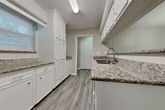 11835 Hillbrook Dr in Houston, TX - Building Photo - Building Photo