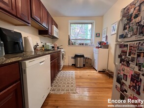 1563 Beacon St, Unit 2 in Brookline, MA - Building Photo - Building Photo