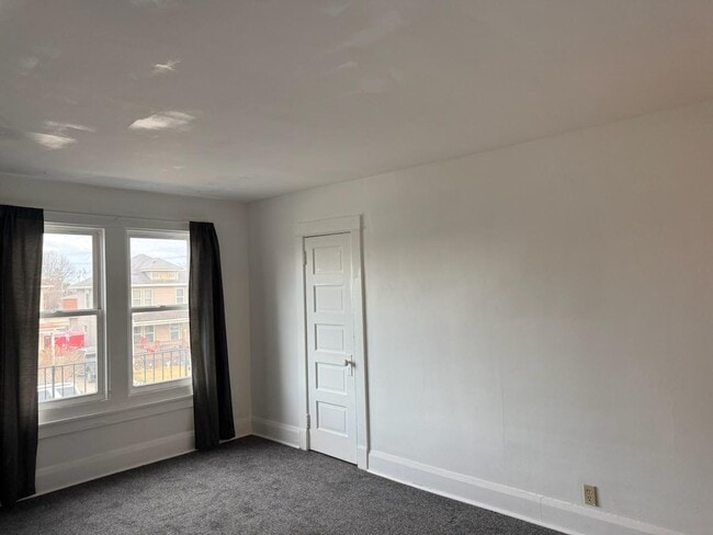 1922 Grange Ave, Unit 2 bedroom Upper in Racine, WI - Foto de edificio - Building Photo