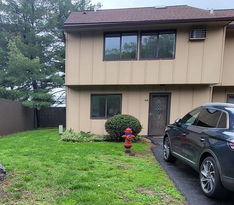 44 Hudson Heights Dr in Poughkeepsie, NY - Building Photo
