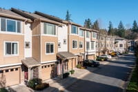 Peregrine Point Townhouse Condominium in Issaquah, WA - Foto de edificio - Primary Photo