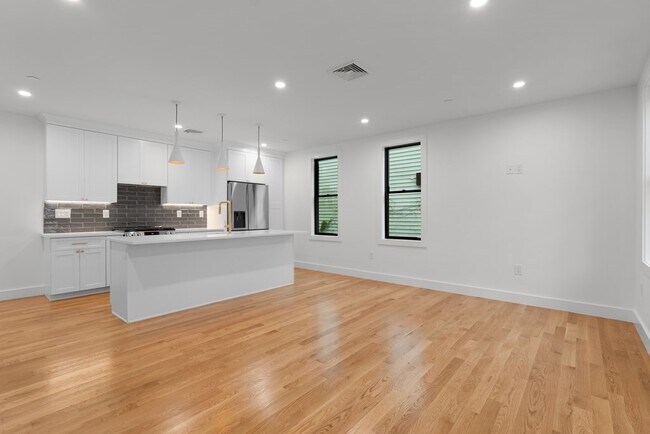 92 Alexander St, Unit 4 in Boston, MA - Building Photo - Building Photo
