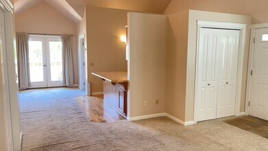 630 Cardwell Ct in Jacksonville, OR - Building Photo - Building Photo