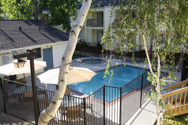 Round Hill Creek Apartments in Fairfield, CA - Foto de edificio - Building Photo