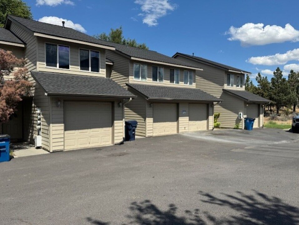 2210 NE Holliday Ave in Bend, OR - Building Photo