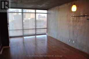 22 Wellesley St E in Toronto, ON - Building Photo