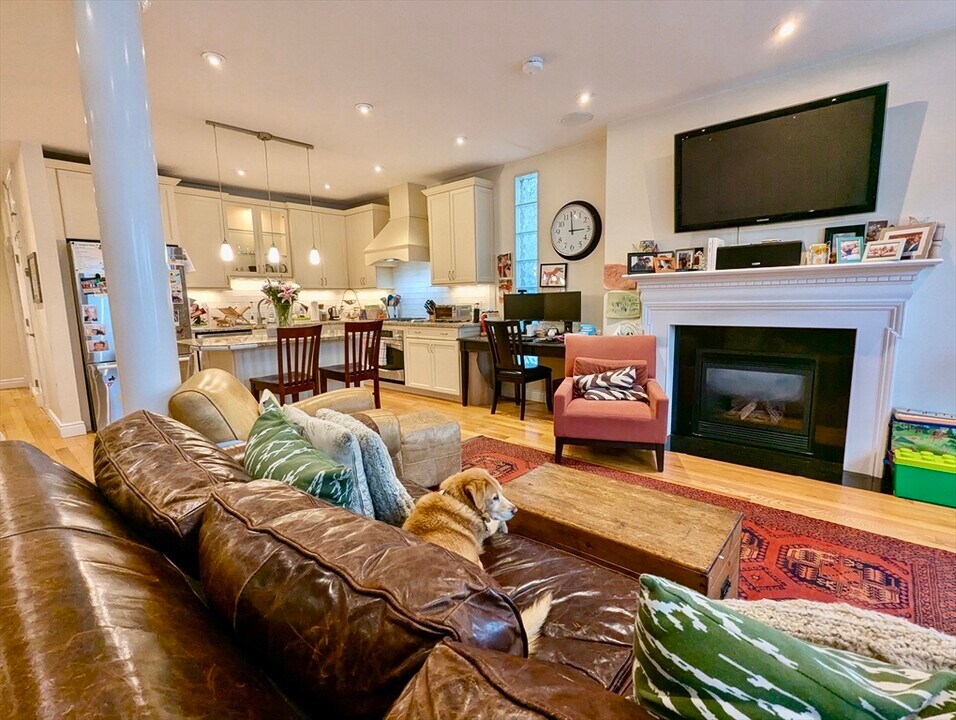 925 E Broadway in Boston, MA - Building Photo