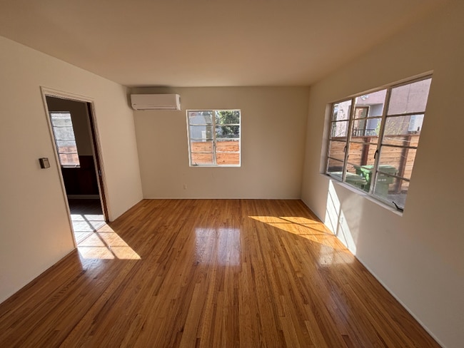 4616 Kingswell Ave in Los Angeles, CA - Foto de edificio - Building Photo