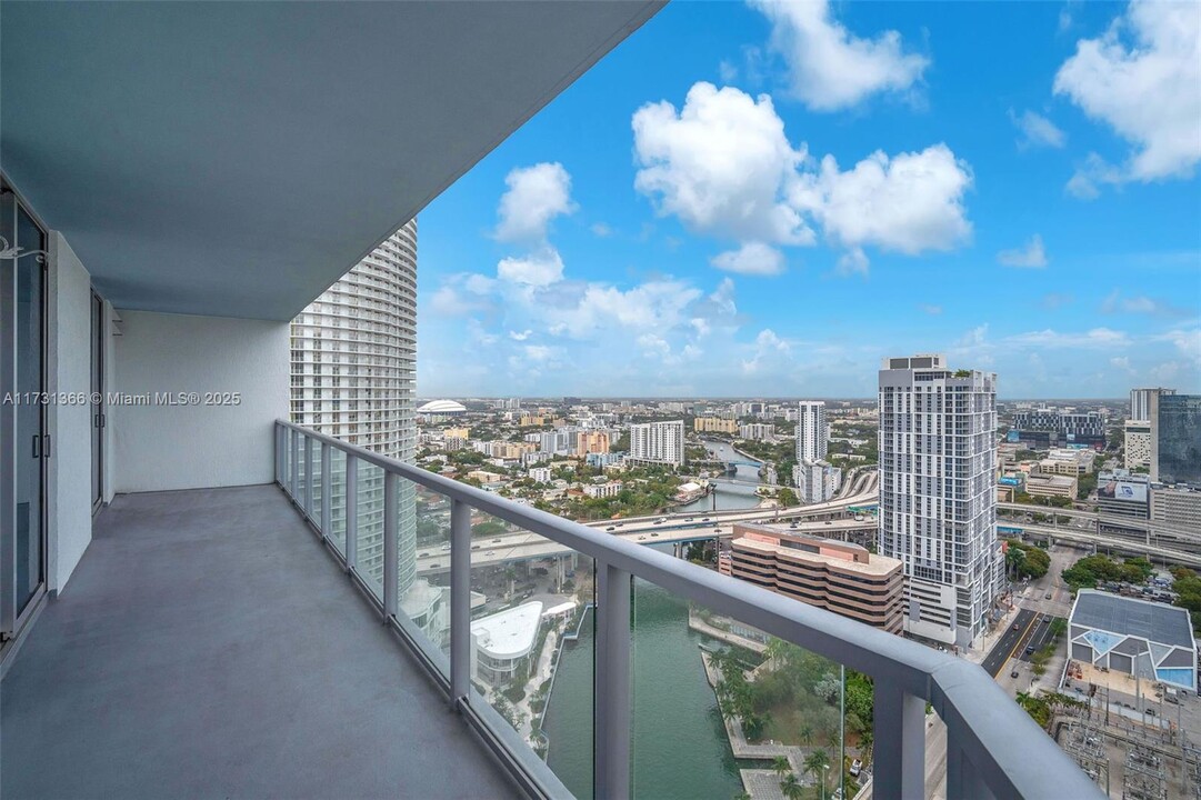 185 SW 7th St in Miami, FL - Building Photo