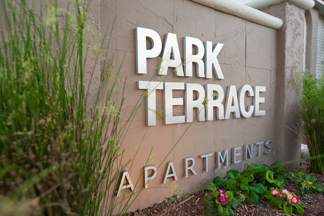 Park Terrace in Reseda, CA - Foto de edificio - Building Photo